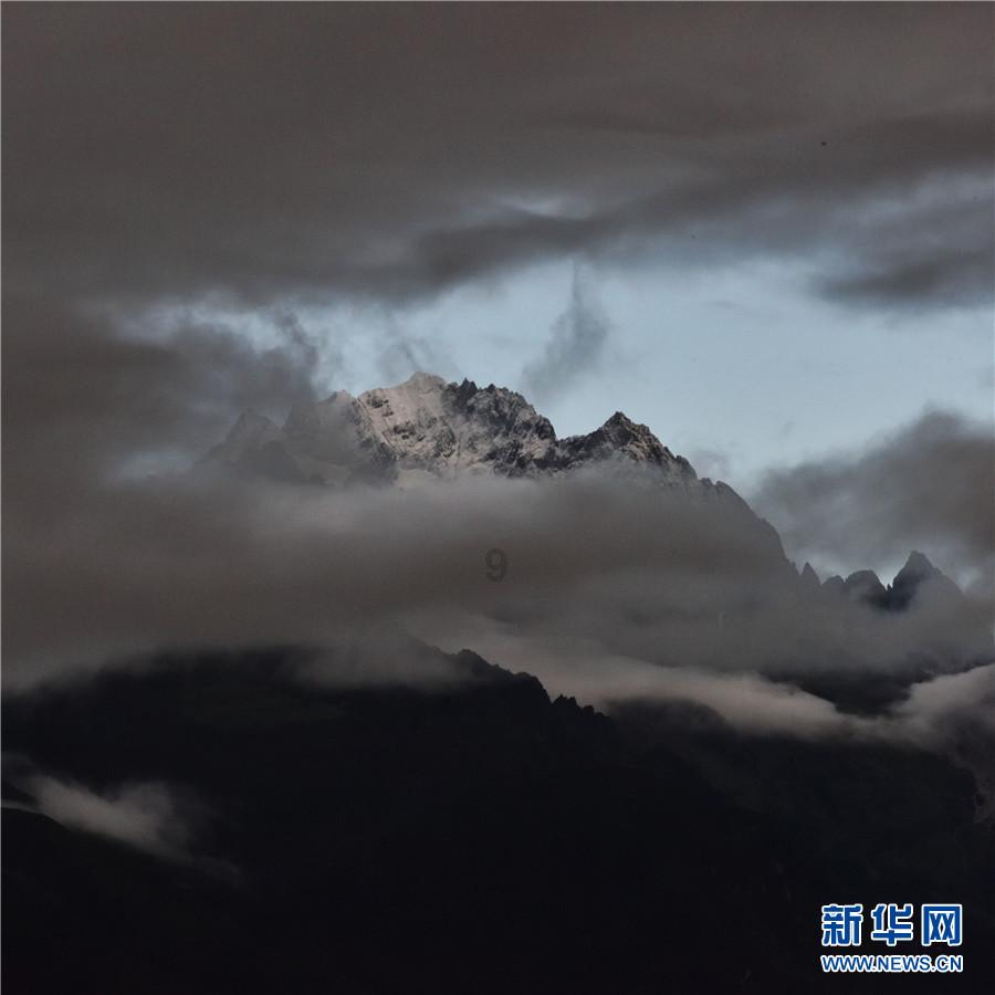 欢度春节，麻将声中团圆情